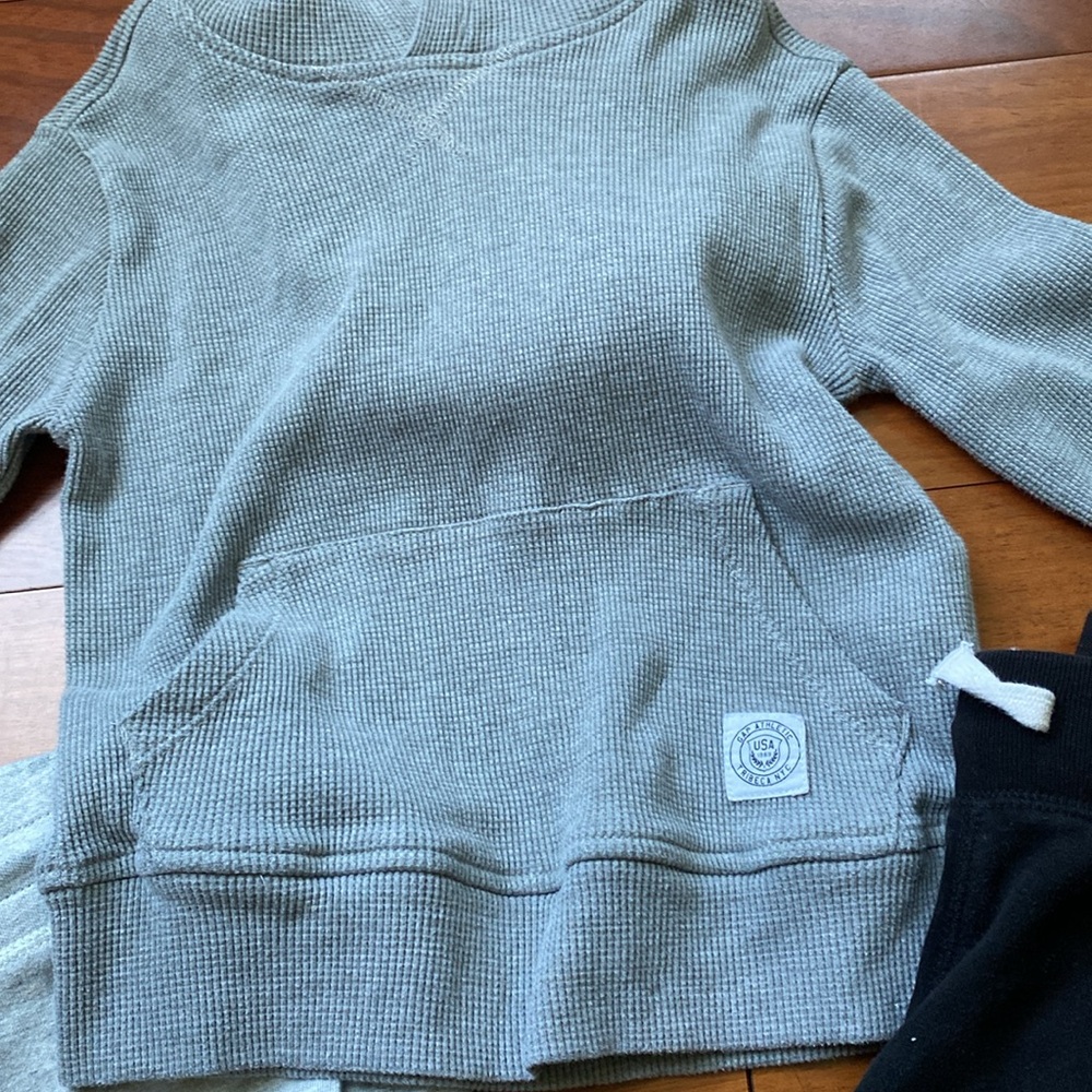 Gap boys 6/7 sweatpants and sweatshirt - Picture 2 of 4